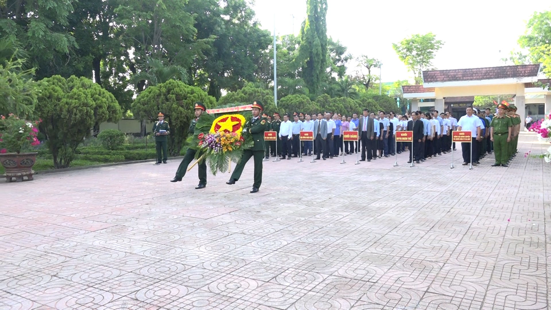 Đảng bộ, chính quyền và nhân dân huyện dâng hoa tại nghĩa trang liệt sĩ huyện